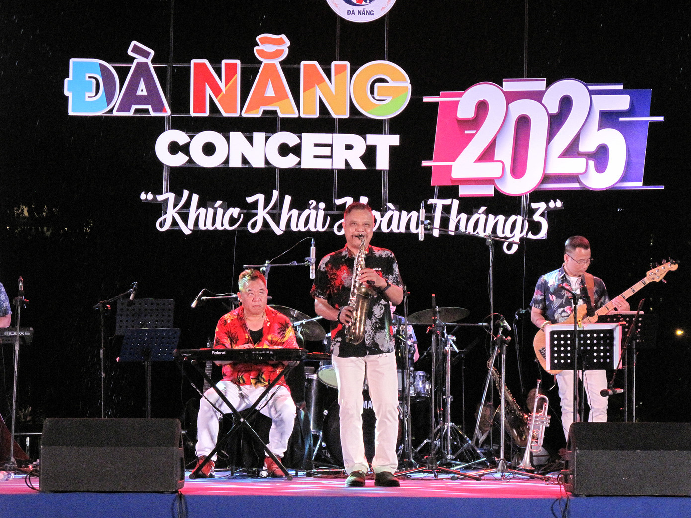 Các nghệ sĩ từ vùng miền khác nhau mang đến sự đa dạng trong phong cách biểu diễn, song tất cả đều chung một tình yêu, sự tự hào về Đà Nẵng. Ảnh: Yến Nhi