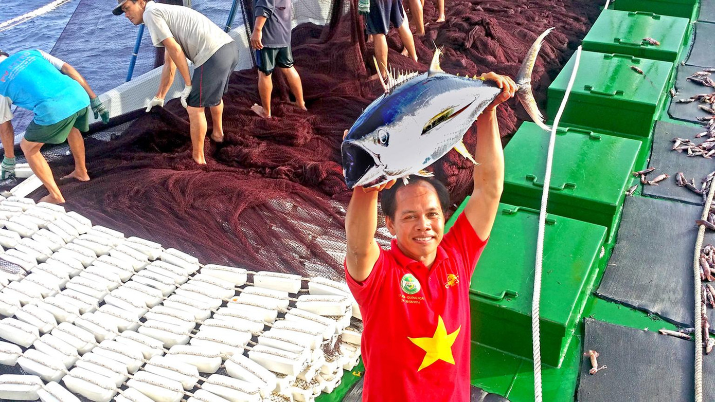 Nhà báo Lê Văn Chương theo tàu ngư dân ra khơi, vừa tác nghiệp, vừa tham gia vào hoạt động nghiên cứu về Biển Đông. Nhà báo Lê Văn Chương theo tàu ngư dân ra khơi, vừa tác nghiệp, vừa tham gia vào hoạt động nghiên cứu về Biển Đông.