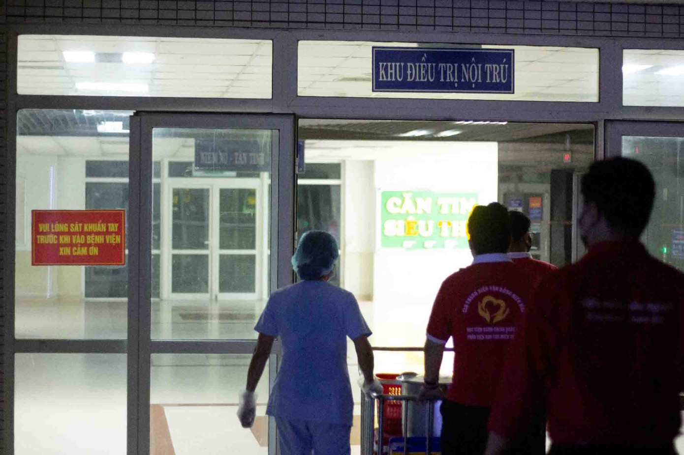 Khu đầu tiên nhận cháo trong tổng số 9 khoa tại bệnh viện.