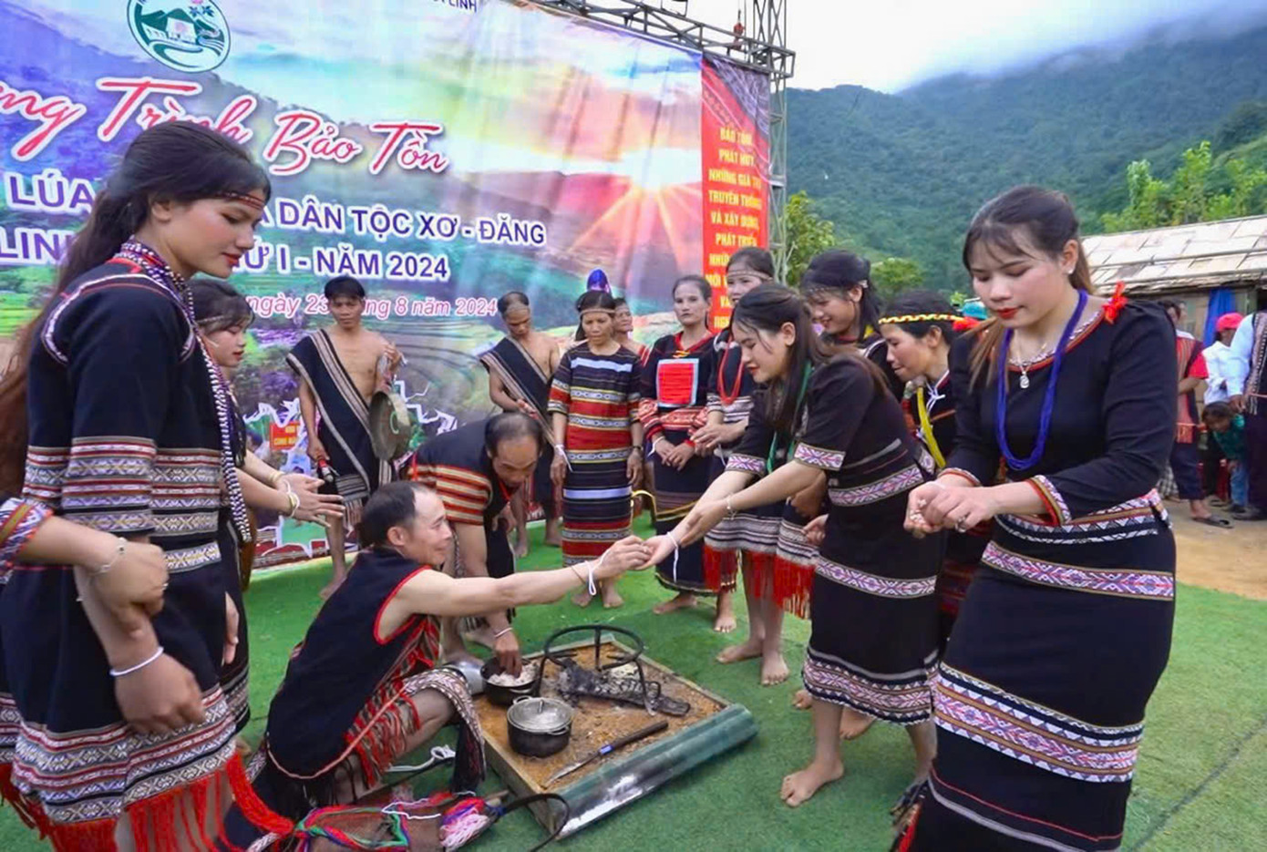 Dân làng cúng bữa cơm lúa mới đầu tiên, sau đó cùng nổi trống chiêng mở hội và ăn mừng cho thành quả lao động cực nhọc sau một năm.