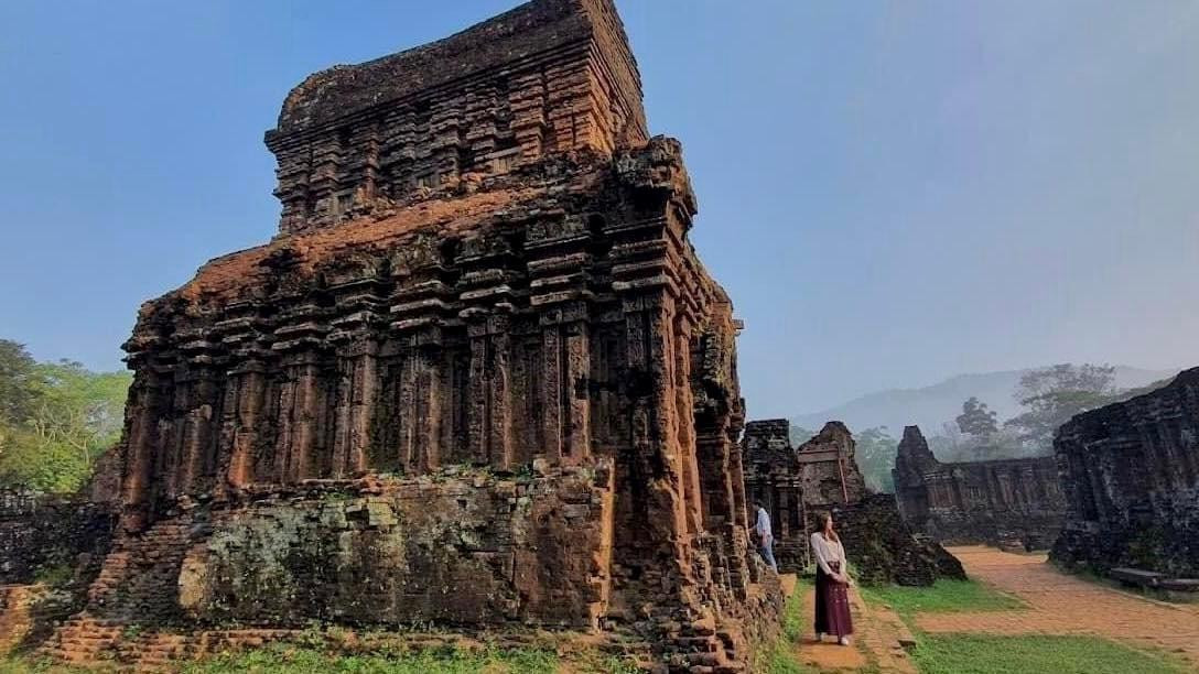 Ở một khu khác, khách tham quan tranh thủ tìm góc thật đẹp để tạo dáng chụp hình. Chị Trần Thị Kim Ngân (trú tại quận Thanh Khê, thành phố Đà Nẵng), chia sẻ: ‘‘Tôi cùng chồng đến đây để tham quan. Mỹ Sơn thật ấn tượng với những kiến trúc đồ sộ đẹp đến lạ kì. Tôi rất thích nơi này”. Ảnh: Thu Hiền