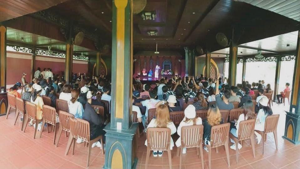 Vào tháng 3/2022 tại "thung lũng thần linh" này sẽ diễn ra nhiều hoạt động, như những trải nghiệm ẩm thực, văn hóa Chăm như trình diễn hát dân ca Chăm, thử tài chuốt gốm Chăm, dệt thổ cẩm, làm hoa của người Chăm; trải nghiệm trang phục của người Chăm và các trò chơi dân gian. Trong ảnh: Du khách thưởng thức các vũ điệu Chăm Pa - Ảnh: Thu Hiền