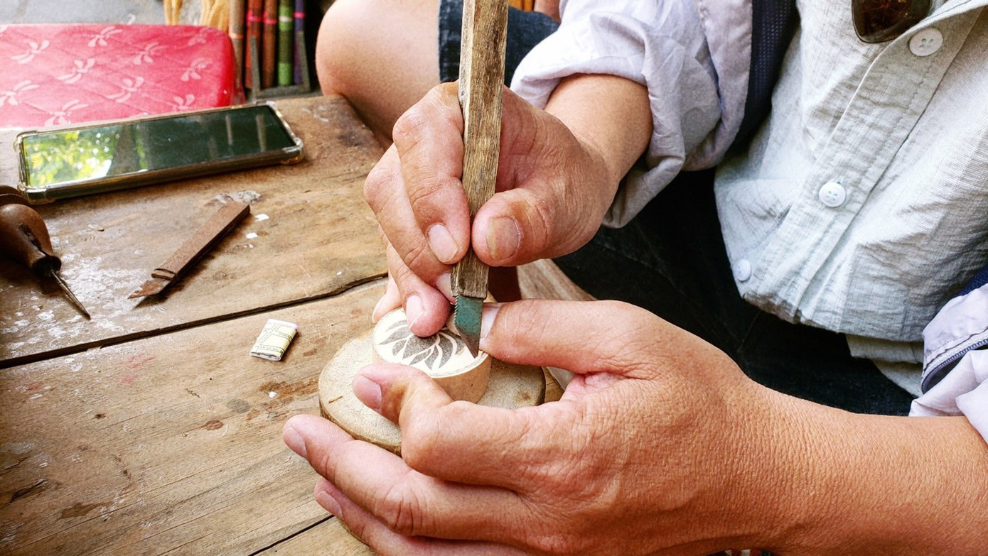 Tiếp theo là đến công đoạn khắc, đây là phần khó nhất trong quá trình hình thành con dấu. Anh Phú chia sẻ lúc này cần sự tập trung cao độ để đảm bảo tính chính xác trong từng chi tiết của sản phẩm. (Ảnh: Hằng Hương)