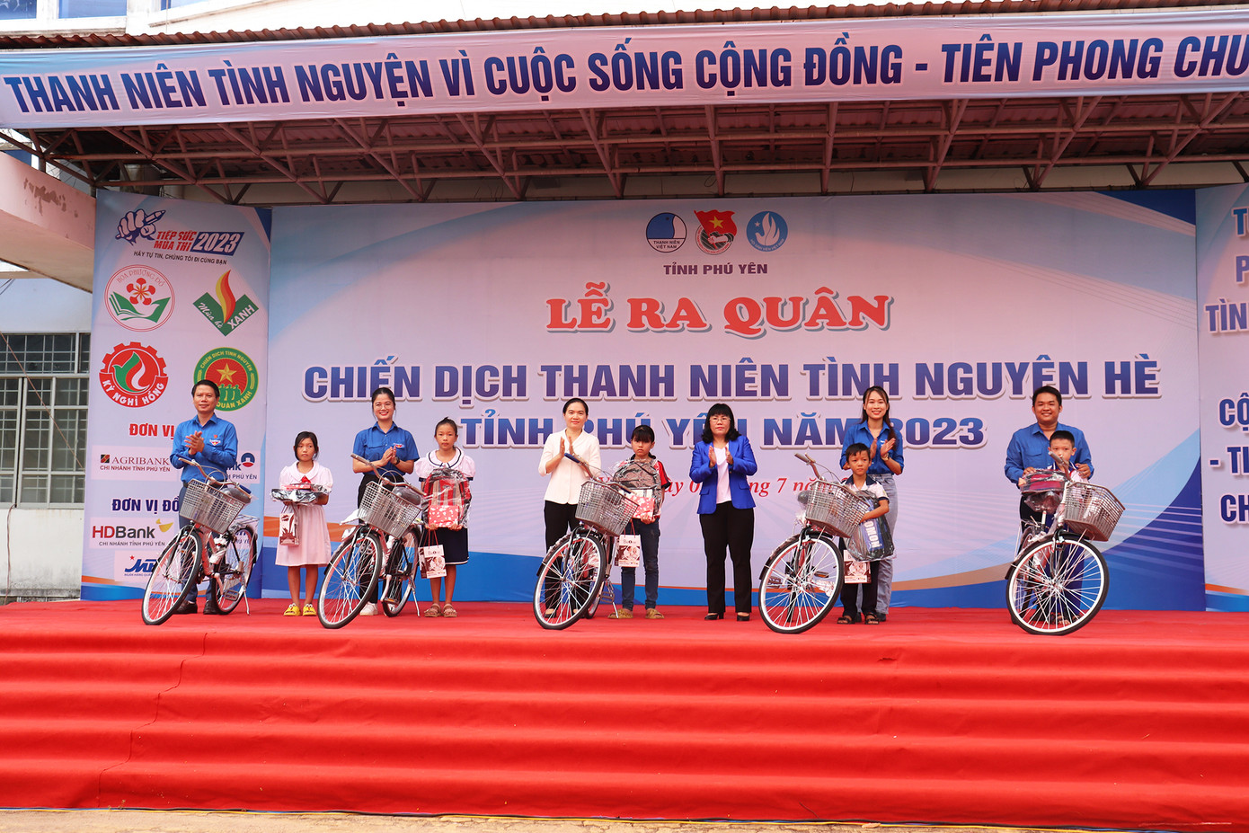 Trao tặng xe đạp cho các em thiếu nhi có hoàn cảnh khó khăn. Ảnh: Huyền Oanh Trao tặng xe đạp cho các em thiếu nhi có hoàn cảnh khó khăn. Ảnh: Huyền Oanh