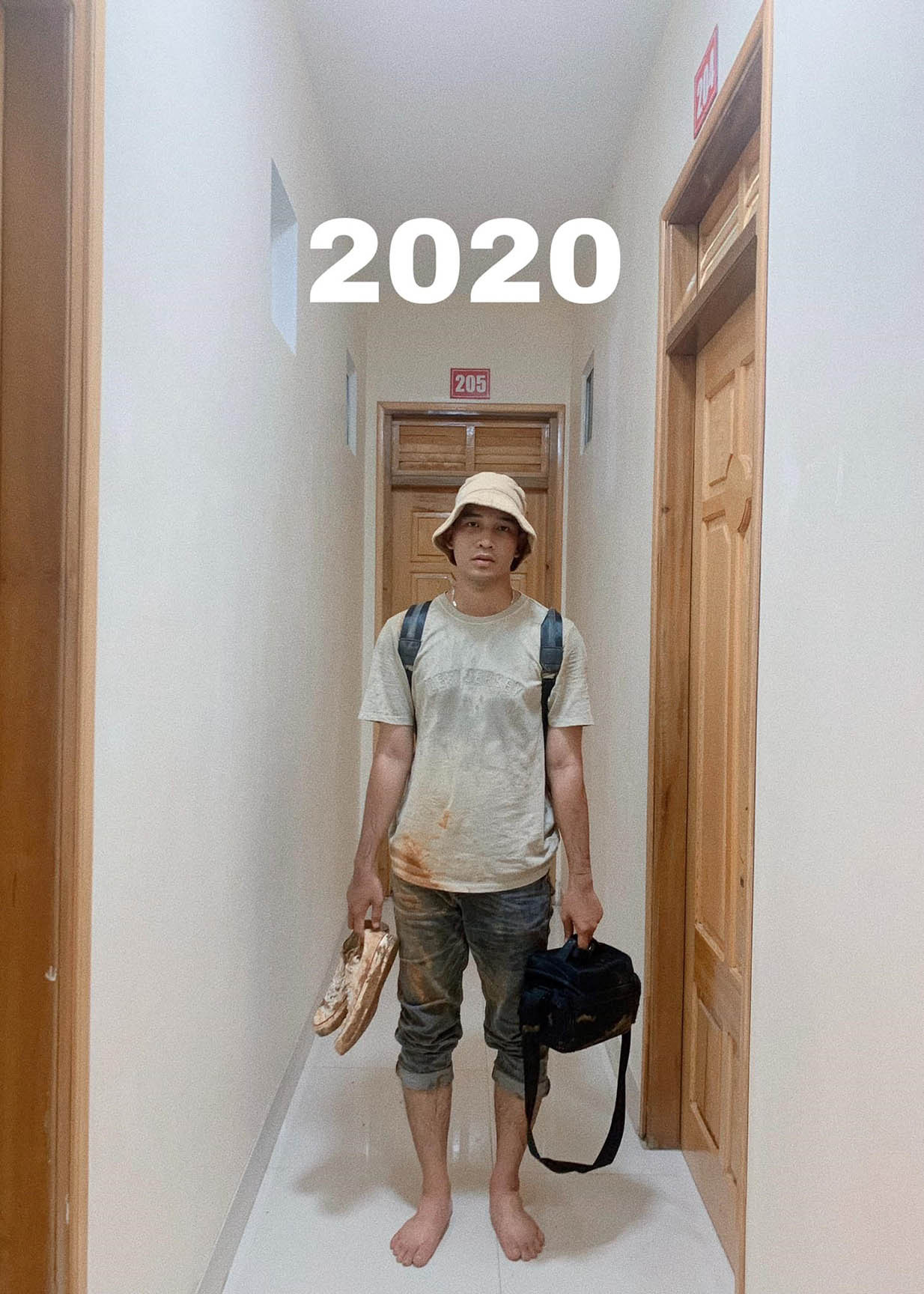 Những cú “vồ ếch” trong chuyến đi khiến Rọt lấm lem bùn đất.