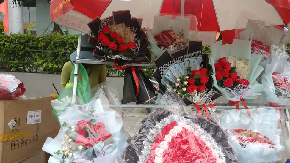 Được xem là dịp "cá kiếm" lớn sau Tết Nguyên đán, Lễ tình nhân 14/2 hằng năm vốn thu hút nhiều người dân, giới trẻ mở hàng kinh doanh. Ảnh: Kim Ngân