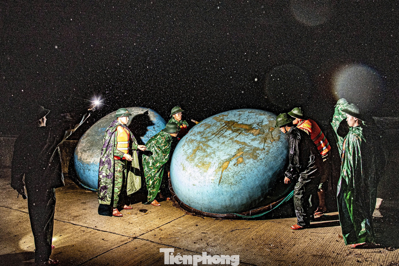 Đồn Biên phòng Bình Hải kiểm tra việc đưa thúng vào sâu trong đất liền tại thôn An Cường, xã Bình Hải. Ảnh: Văn Chương Đồn Biên phòng Bình Hải kiểm tra việc đưa thúng vào sâu trong đất liền tại thôn An Cường, xã Bình Hải. Ảnh: Văn Chương