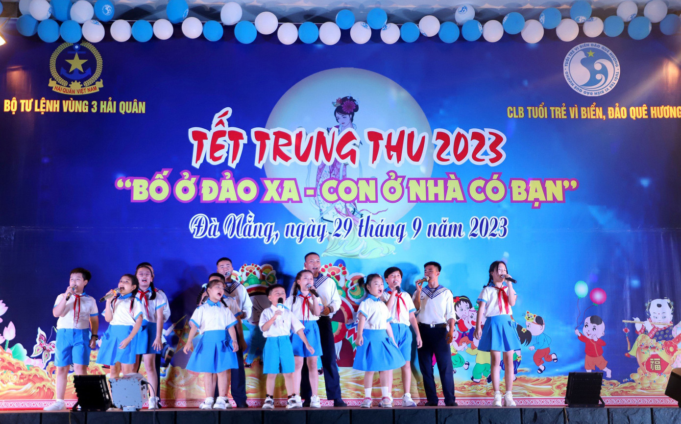 Tiết mục văn nghệ của các cháu thiếu nhi và chiến sĩ Vùng 3 (Ảnh: Hoàng Diệu)