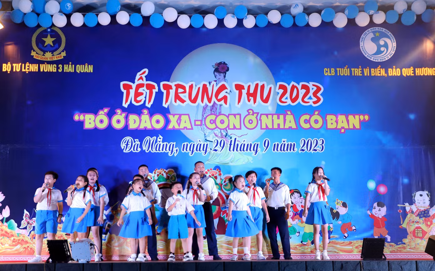 Tiết mục văn nghệ của các cháu thiếu nhi và chiến sĩ Vùng 3 (Ảnh: Hoàng Diệu)