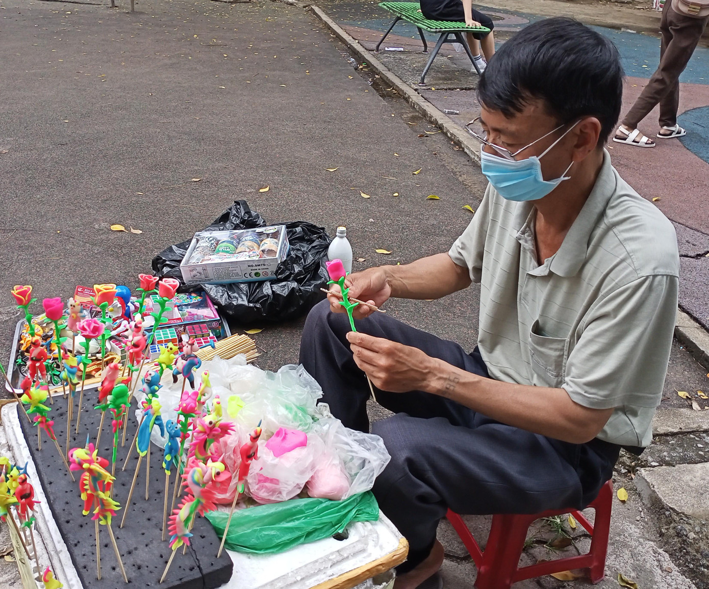 Nghệ nhân Nguyễn Văn Kính thường bắt đầu ngày làm việc của mình từ 8 giờ sáng đến 11h trưa, buổi chiều từ 15 giờ đến 18 giờ. Những ngày cuối tuần ông kết thúc công việc của mình vào 21 giờ, muộn hơn so với ngày thường Nghệ nhân Nguyễn Văn Kính thường bắt đầu ngày làm việc của mình từ 8 giờ sáng đến 11h trưa, buổi chiều từ 15 giờ đến 18 giờ. Những ngày cuối tuần ông kết thúc công việc của mình vào 21 giờ, muộn hơn so với ngày thường