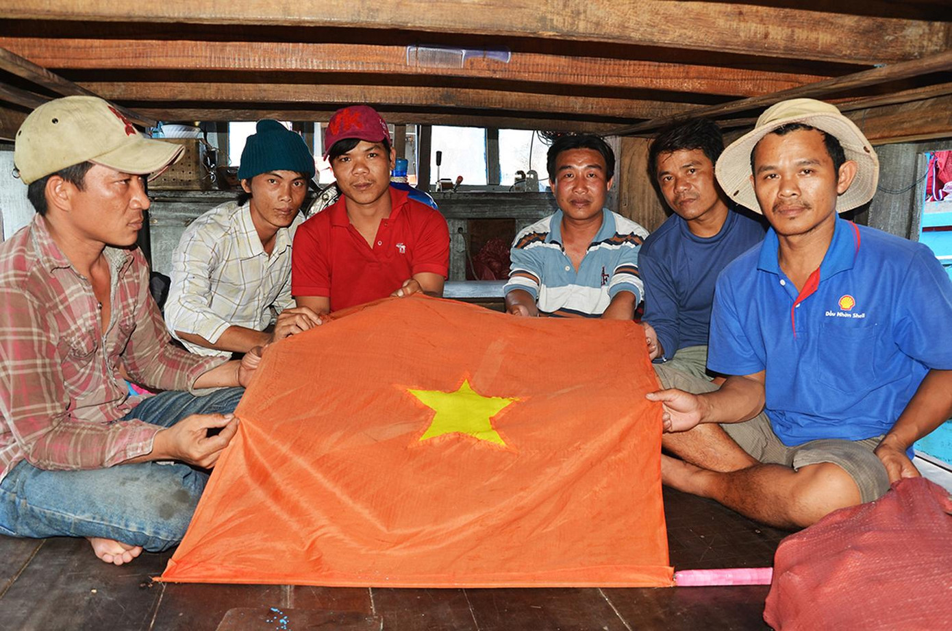 Ngư dân Nguyễn Văn Tâm (ngoài cùng bên phải) đã nhảy xuống biển vớt lá cờ Tổ quốc sau khi bị tàu Trung Quốc đổ quân đánh đập, chặt phá ngư cụ và thu giữ tài sản tại Hoàng Sa tháng 2/2015. Ảnh: Văn Chương Ngư dân Nguyễn Văn Tâm (ngoài cùng bên phải) đã nhảy xuống biển vớt lá cờ Tổ quốc sau khi bị tàu Trung Quốc đổ quân đánh đập, chặt phá ngư cụ và thu giữ tài sản tại Hoàng Sa tháng 2/2015. Ảnh: Văn Chương