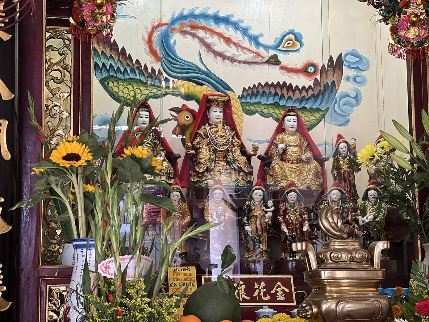 Bà Mụ là từ chỉ chung cho 15 vị thánh: gồm “ba Bà chúa Sanh Thai” có nhiệm vụ “nặn tạo” bào thai và “12 bà Mụ” chuyên lo việc dạy cho đứa trẻ sau khi sinh biết khóc, biết cười, biết ngủ... Công việc của 12 bà được phân bổ trong 12 tháng cho đến ngày đứa trẻ tròn tuổi - thôi nôi - Ảnh: Bảo Quyên