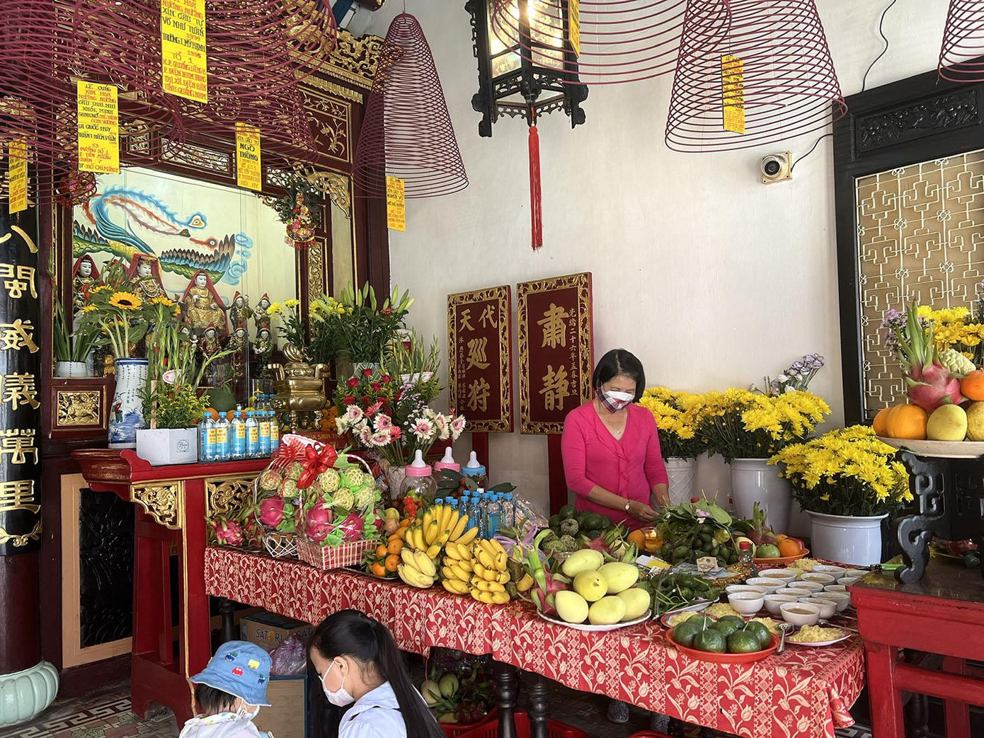 Lễ vật trong ngày vía tại gian thờ Bà chúa sanh thai và 12 bà Mụ ở Hội quán Phước Kiến - Ảnh: Bảo Quyên