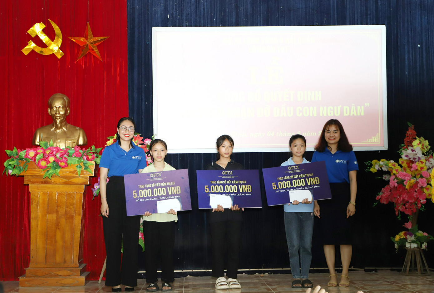 Đại diện đơn vị, doanh nghiệp trên địa bàn trao tặng số tiền tiết kiệm cho 3 cháu. (Ảnh: Hoàng Diệu) Đại diện đơn vị, doanh nghiệp trên địa bàn trao tặng số tiền tiết kiệm cho 3 cháu. (Ảnh: Hoàng Diệu)