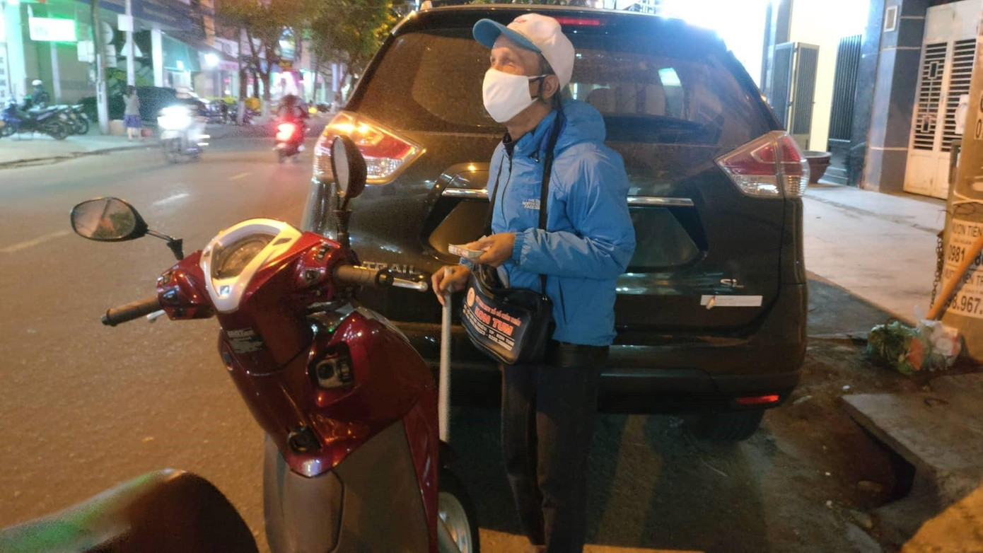 "Tôi bị khiếm thị, đi bán vé số cũng đã được hơn 10 năm, từ lúc sức khỏe yếu đi, chỉ có nghề này là đủ nuôi sống bản thân. Mùa này lạnh lắm, đi ngoài đường cả ngày mới cảm nhận được cái lạnh thấu xương, nhưng biết sao giờ phải tự mặc nhiều lớp áo để giữ ấm rồi tiếp tục công việc thôi", ông Nguyễn Đình Tùng mệt mỏi nói. "Tôi bị khiếm thị, đi bán vé số cũng đã được hơn 10 năm, từ lúc sức khỏe yếu đi, chỉ có nghề này là đủ nuôi sống bản thân. Mùa này lạnh lắm, đi ngoài đường cả ngày mới cảm nhận được cái lạnh thấu xương, nhưng biết sao giờ phải tự mặc nhiều lớp áo để giữ ấm rồi tiếp tục công việc thôi", ông Nguyễn Đình Tùng mệt mỏi nói.