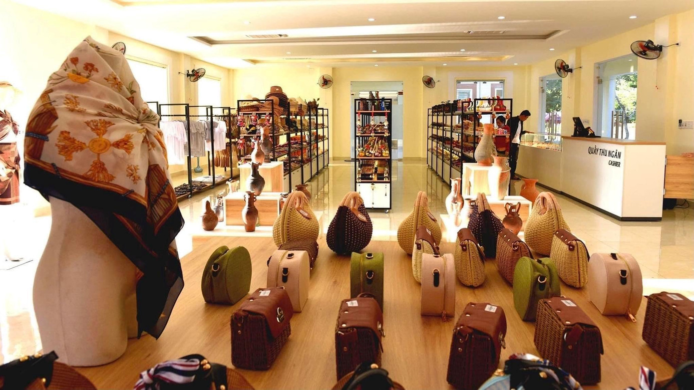 Nhiều món đồ lưu niệm được xếp ngăn nắp tại các gian hàng cho du khách dễ dàng lựa chọn. Ảnh: Thu Hiền