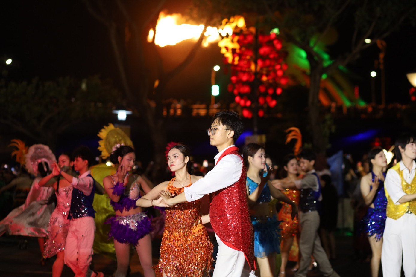 Biểu diễn khiêu vũ với các tác phẩm âm nhạc Việt Nam và quốc tế cùng các điệu nhạc phổ biến: Chacha, tango, disco, pasodop, rumba và bachata. Ảnh: Trúc Linh. Biểu diễn khiêu vũ với các tác phẩm âm nhạc Việt Nam và quốc tế cùng các điệu nhạc phổ biến: Chacha, tango, disco, pasodop, rumba và bachata. Ảnh: Trúc Linh.