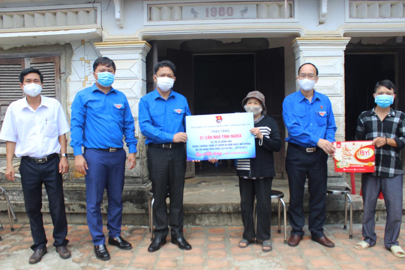 Hỗ trợ kinh phí xây dựng nhà tình nghĩa cho bà Nguyễn Thị Bết - ảnh H.O