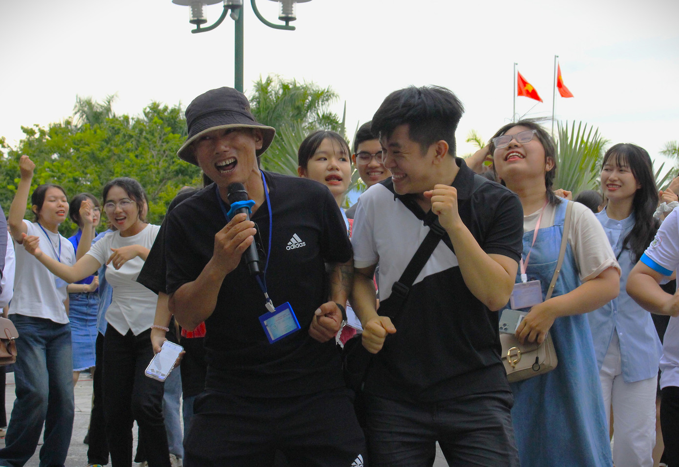 “Chương trình Trung thu năm nay thành công hơn các năm nhờ vào số lượng bệnh nhi khỏe để tham gia được nhiều và số lượng TNV tham gia rất nhiệt huyết tạo nên không khí sôi động trong suốt chương trình. Đây cũng là dịp để kết nối các em nhỏ với TNV trong các chương trình tiếp theo”, anh Trần Đức Bản – thành viên Ban quản lý dự án cho biết. (Ảnh: Thu Loan Nguyễn) “Chương trình Trung thu năm nay thành công hơn các năm nhờ vào số lượng bệnh nhi khỏe để tham gia được nhiều và số lượng TNV tham gia rất nhiệt huyết tạo nên không khí sôi động trong suốt chương trình. Đây cũng là dịp để kết nối các em nhỏ với TNV trong các chương trình tiếp theo”, anh Trần Đức Bản – thành viên Ban quản lý dự án cho biết. (Ảnh: Thu Loan Nguyễn)