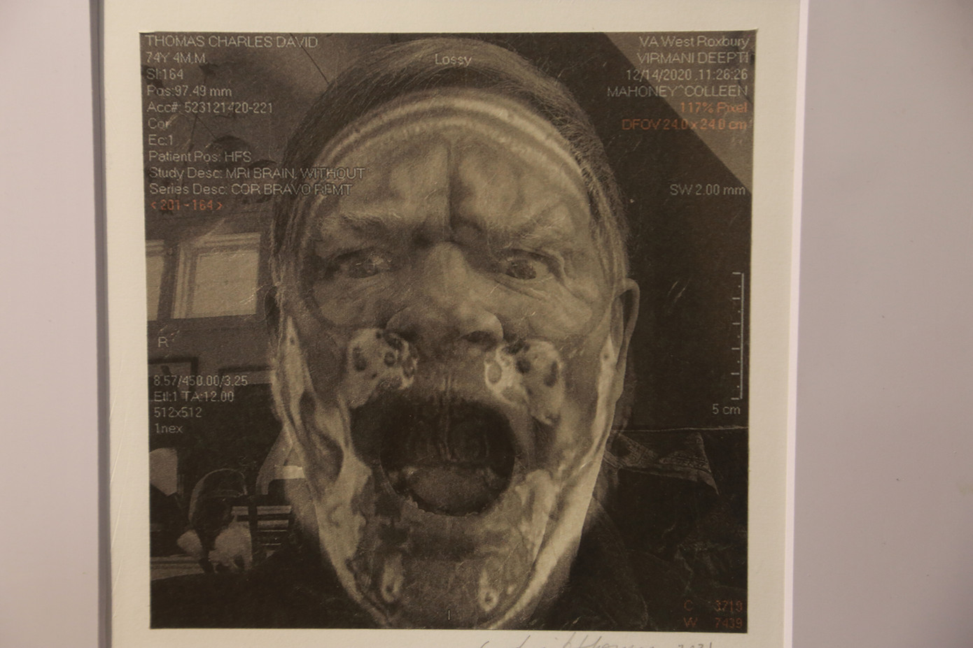 Mỗi tác phẩm của David Thomas là cuộc chiến chống lại não bộ của chính mình. Ảnh: Huỳnh Như - Thùy Diệu. Mỗi tác phẩm của David Thomas là cuộc chiến chống lại não bộ của chính mình. Ảnh: Huỳnh Như - Thùy Diệu.