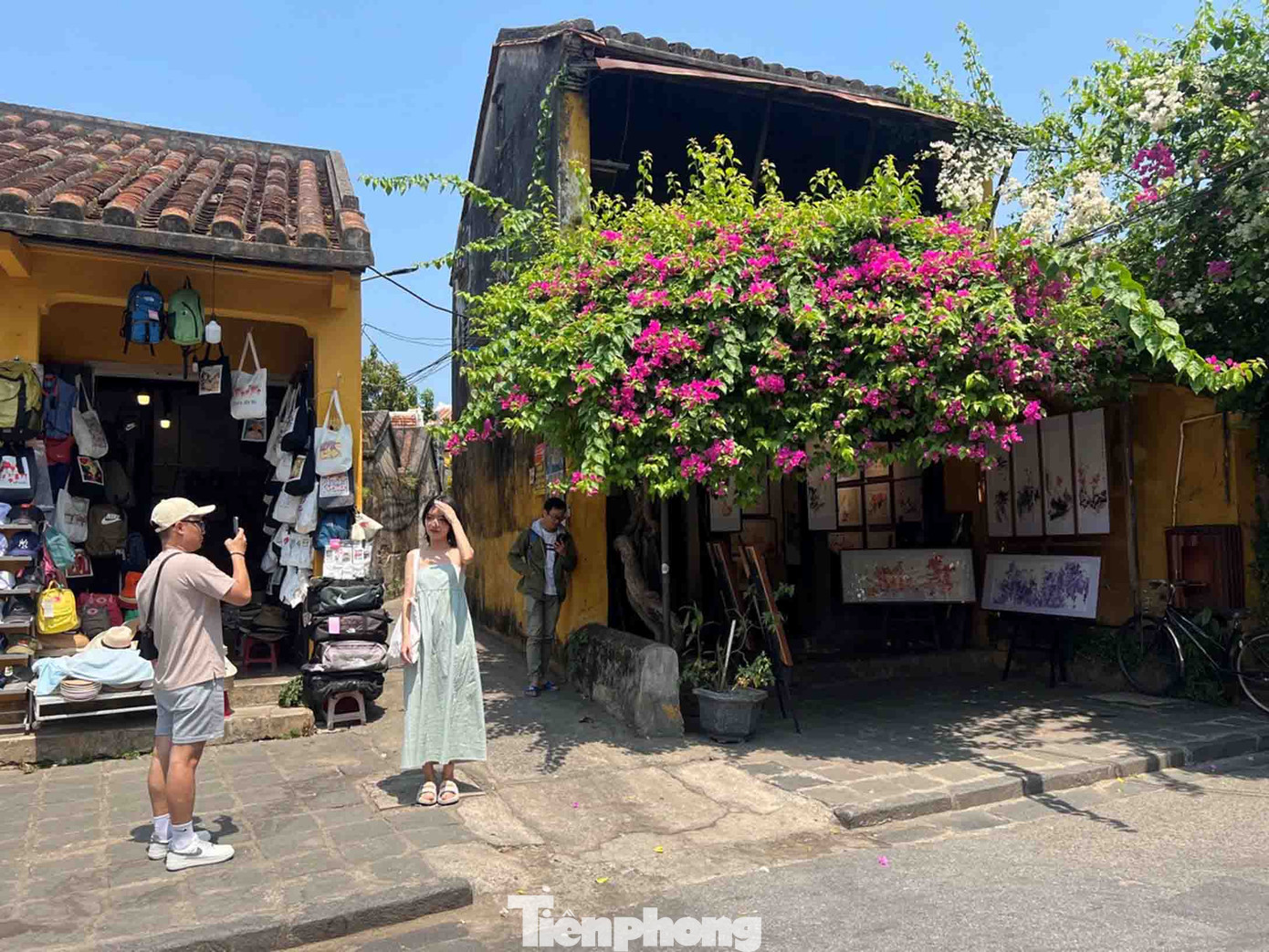 Không ngại nắng nóng để có một bức ảnh đẹp lưu giữ kỷ niệm về chốn thanh bình, lãng mạn.