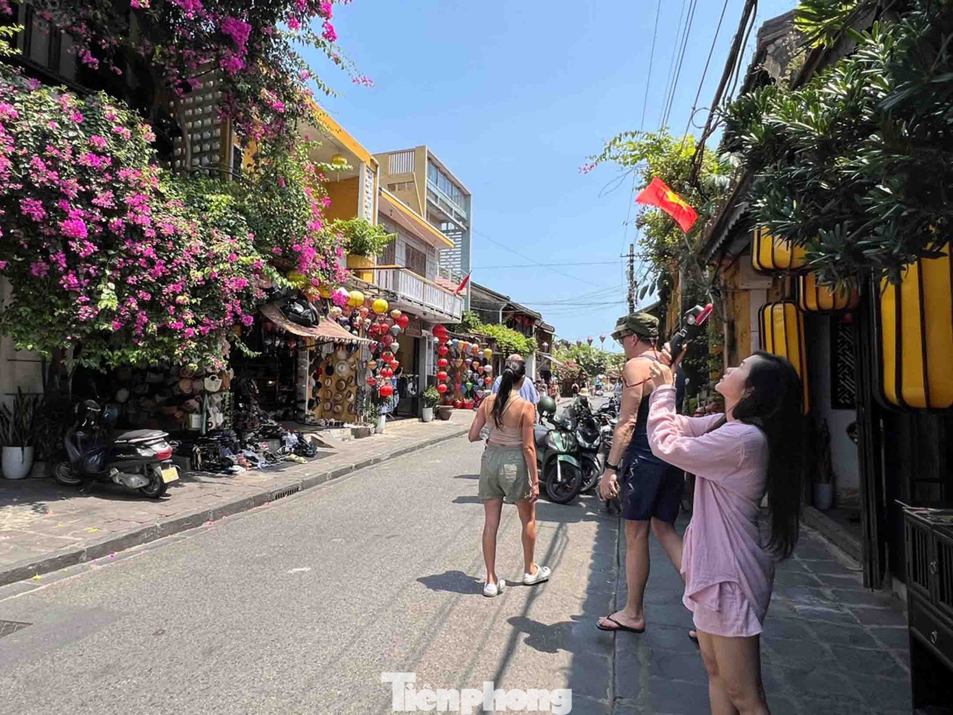 Du khách lưu giữ lại hình ảnh mộc mạc, thân thương nơi dừng chân.