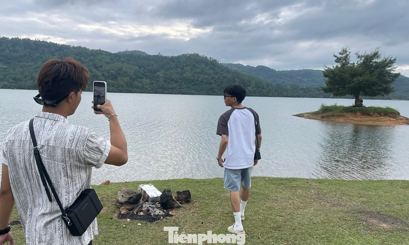 Trần Thanh Vũ (SV năm 4 ĐH Sư phạm Đà Nẵng), cùng bạn mình đi quãng đường hơn 80 km từ Đà Nẵng đến đây để tham quan, trải nghiệm. “Thấy chỗ này trên mạng đang rất nổi, mình với bạn tranh thủ thời tiết đẹp chạy vào đây tận mắt xem cây cô đơn ra sao và cũng chụp ảnh kỷ niệm”, bạn Vũ nói.