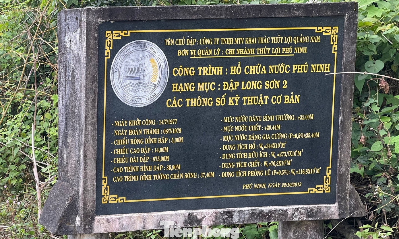Cách trung tâm TP. Tam Kỳ (Quảng Nam) khoảng 7 km về hướng tây với gần 20 phút đi đường, hồ thủy lợi Phú Ninh thuộc địa bàn hai huyện Phú Ninh và Núi Thành mang vẻ đẹp thiên nhiên hoang sơ thu hút du khách gần xa đến tận hưởng khung cảnh ngoài trời thú vị, hòa mình vào thiên nhiên, cây cỏ.