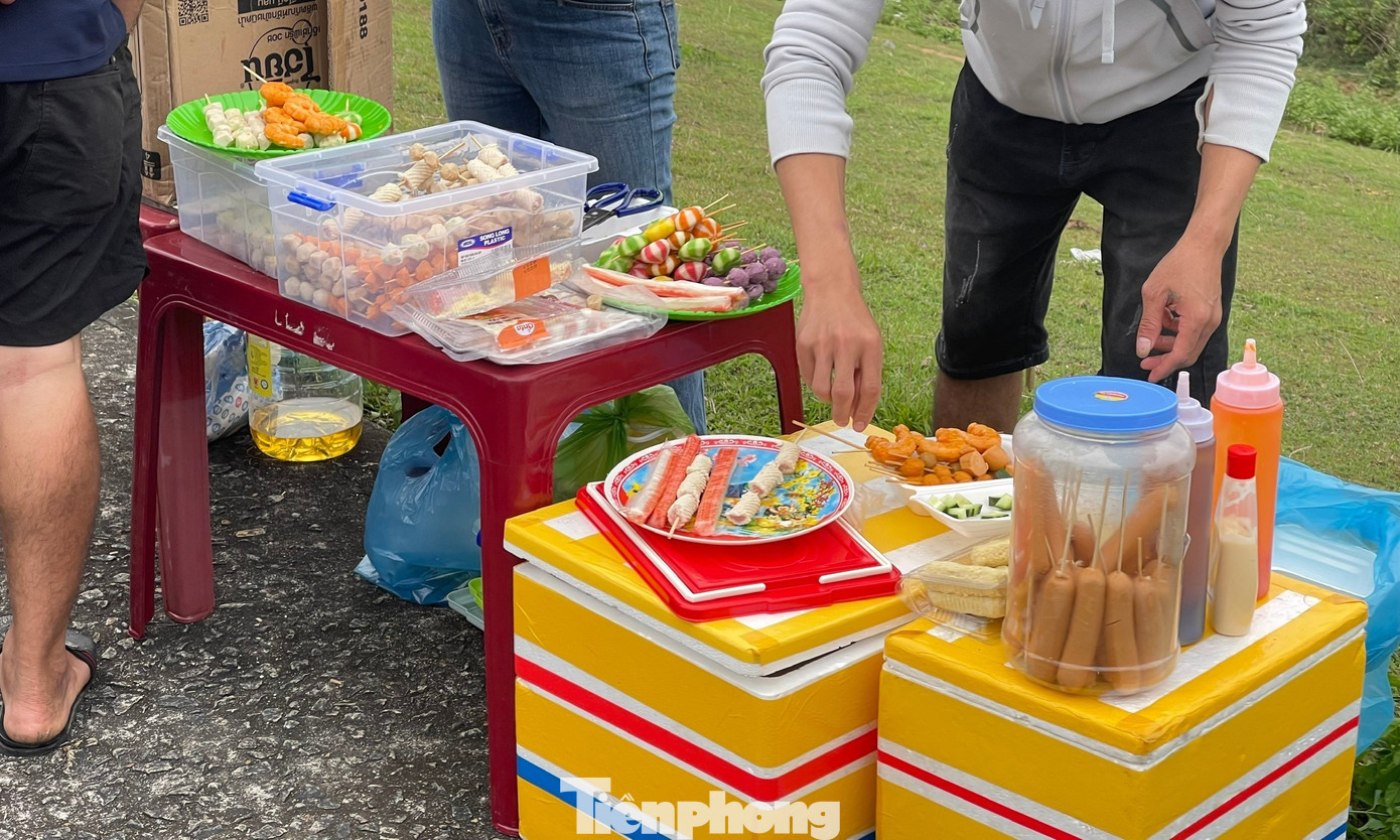 Đồ ăn, nước uống phục vụ nhu cầu tại chỗ cho mọi người và du khách gần xa.