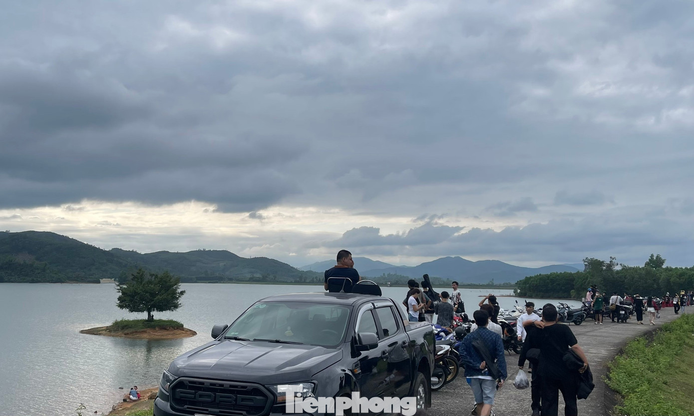 Hồ Phú Ninh được bao bọc bởi 23.000 ha rừng phòng hộ cùng 30 hòn đảo lớn nhỏ trên mặt hồ, được ví như ‘tiểu Hạ Long’ tại miền Trung. Với vị trí thuận lợi, hồ Phú Ninh là điểm đến thiên nhiên tuyệt vời nhất mà Quảng Nam sẵn có. Hiện nay, tại đây dự kiến sẽ triển khai các dịch vụ để đáp ứng nhu cầu du lịch cho đông đảo người dân và du khách trong và ngoài nước tới tham quan, nghỉ dưỡng, tổ chức gala dinner, teambuilding,...