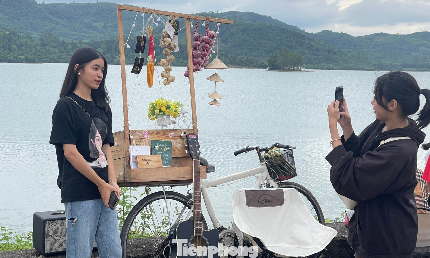 Từ sáng sớm, các bạn trẻ đã đến đây chụp ảnh, check in.