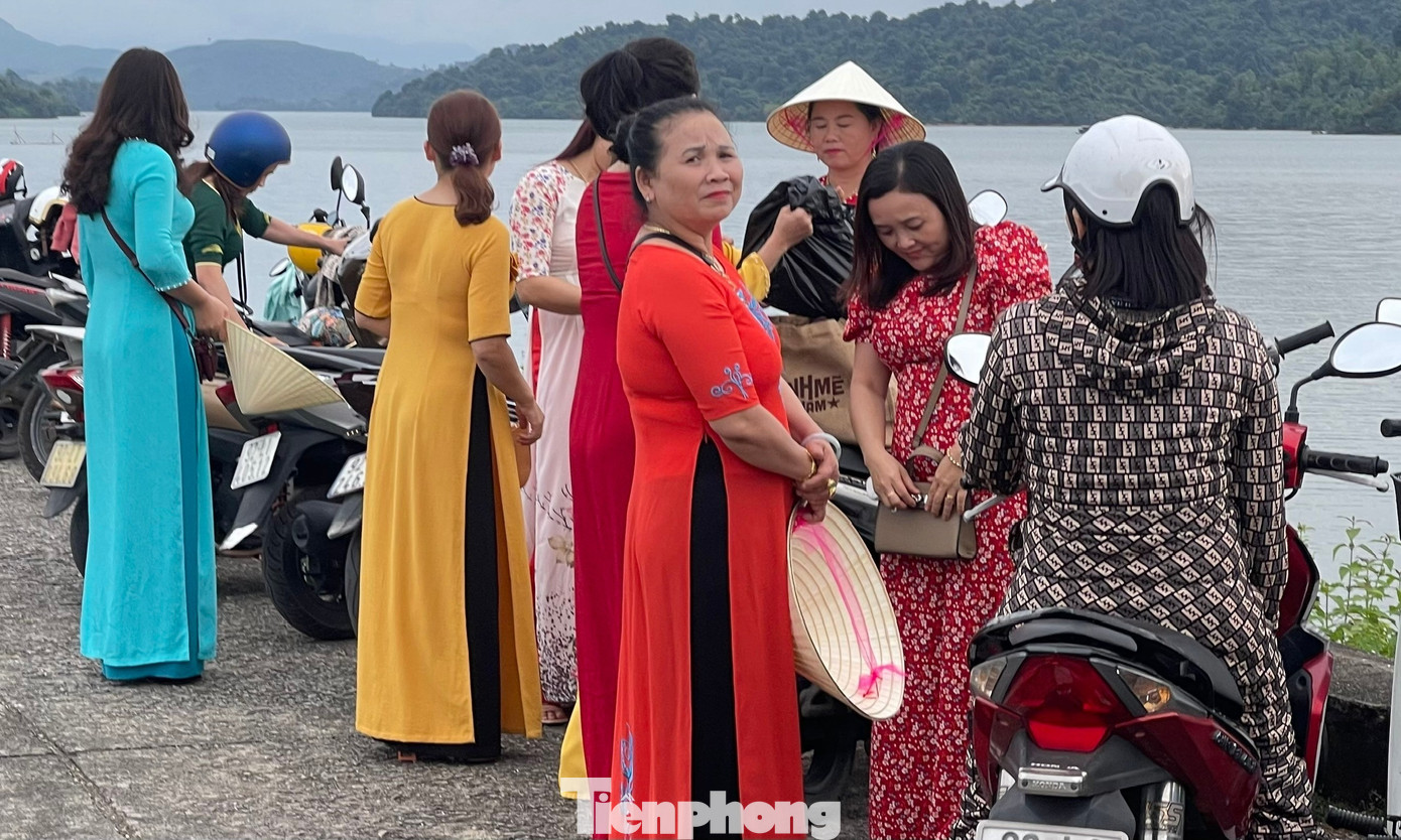 Đang trong không khí ngày Quốc tế phụ nữ 8/3, nhiều chị em phụ nữ, các bà các cô cũng đến đây chụp ảnh.