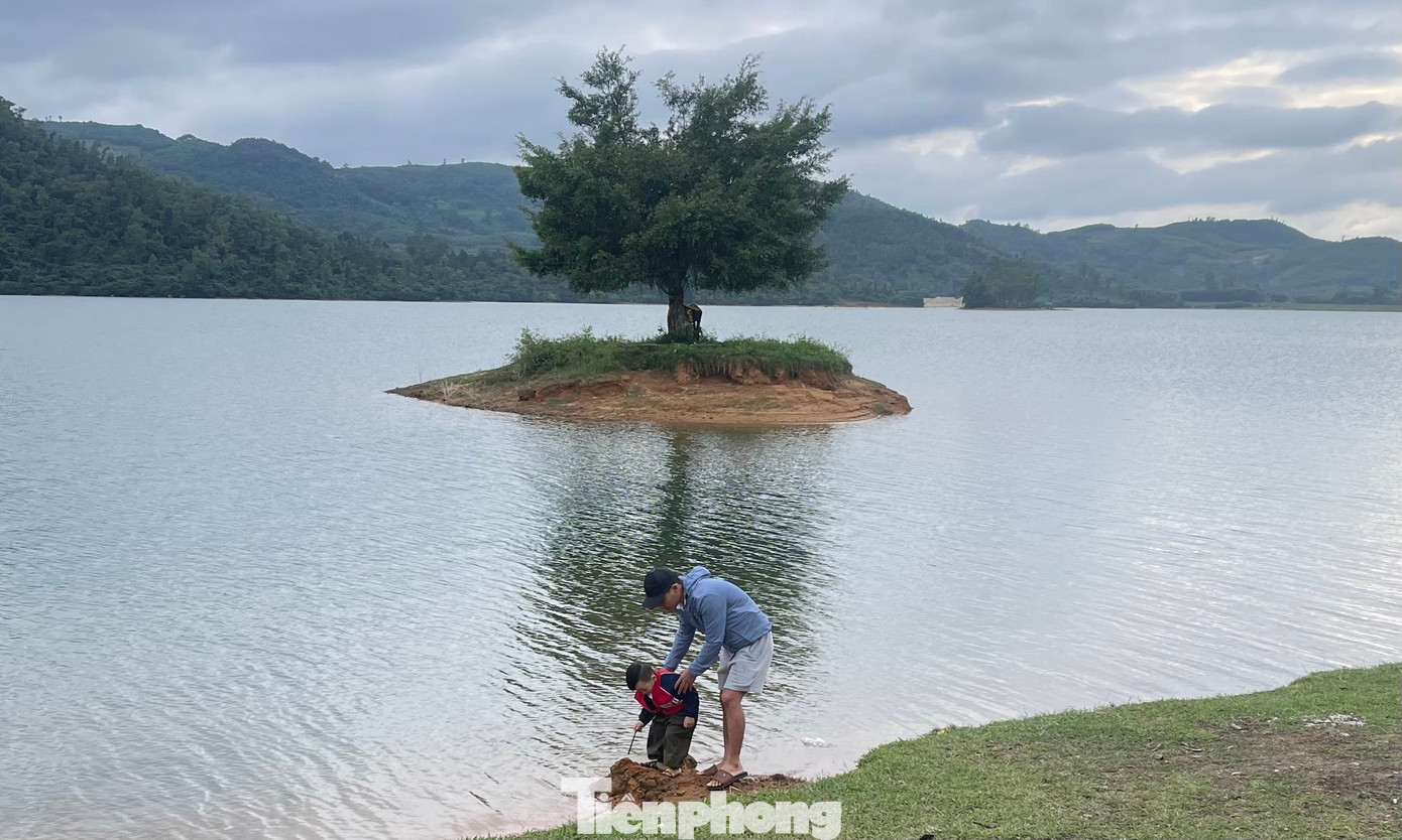 Nhiều nhóm bạn trẻ và các gia đình đến đây thư giãn, trải nghiệm hòa mình với thiên nhiên.