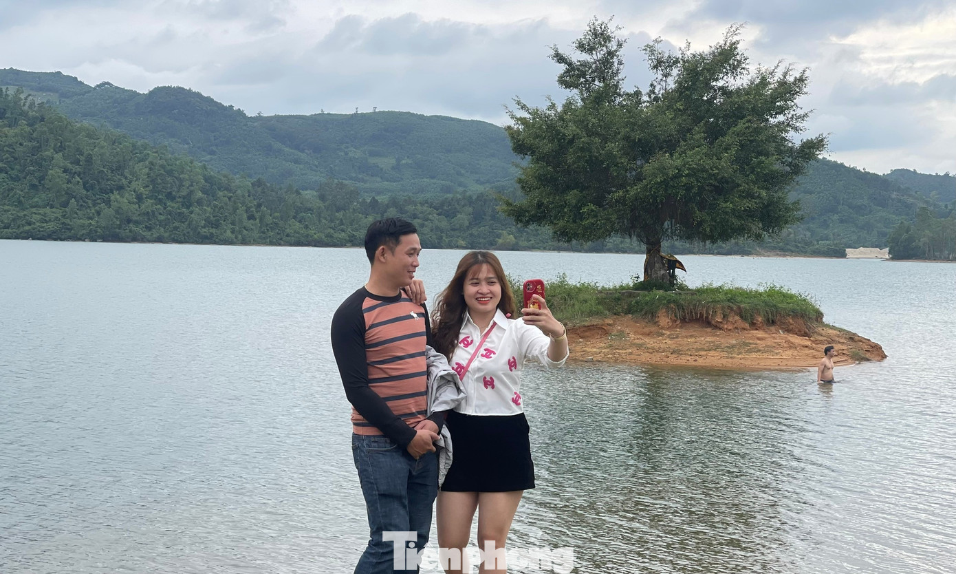 Cây cô đơn là nơi các cặp đôi lưu giữ những khoảnh khắc tình tứ bên nhau.