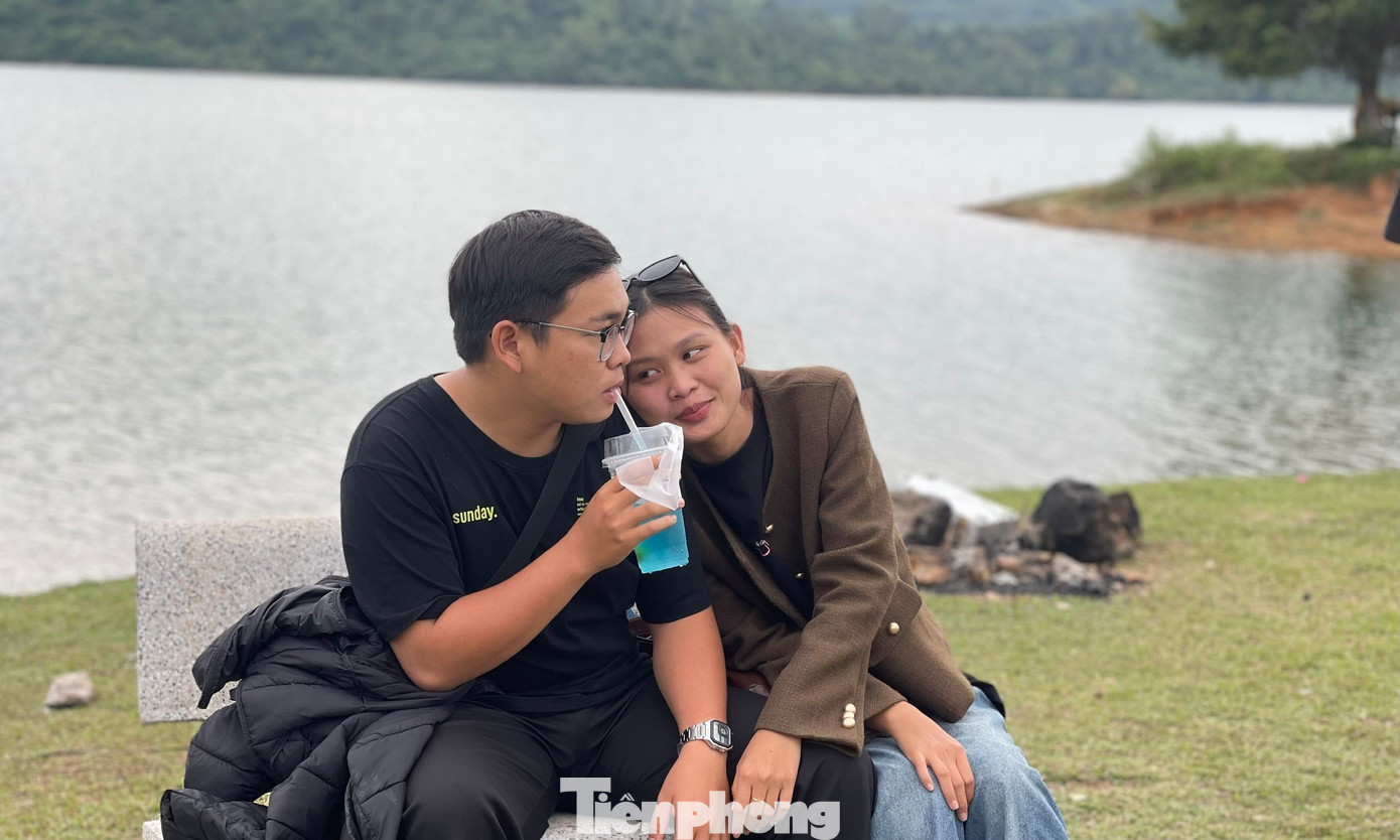 “Mình biết chỗ này qua bạn bè, thấy gần đây mọi người đi chụp ảnh ở đây rất nhiều nên cũng tranh thủ đến tham quan. Mình đặc biệt ấn tượng với cây cô đơn vì nó thơ mộng và rất độc lạ”, bạn Đặng Thanh Phụng (Quảng Nam), nói.