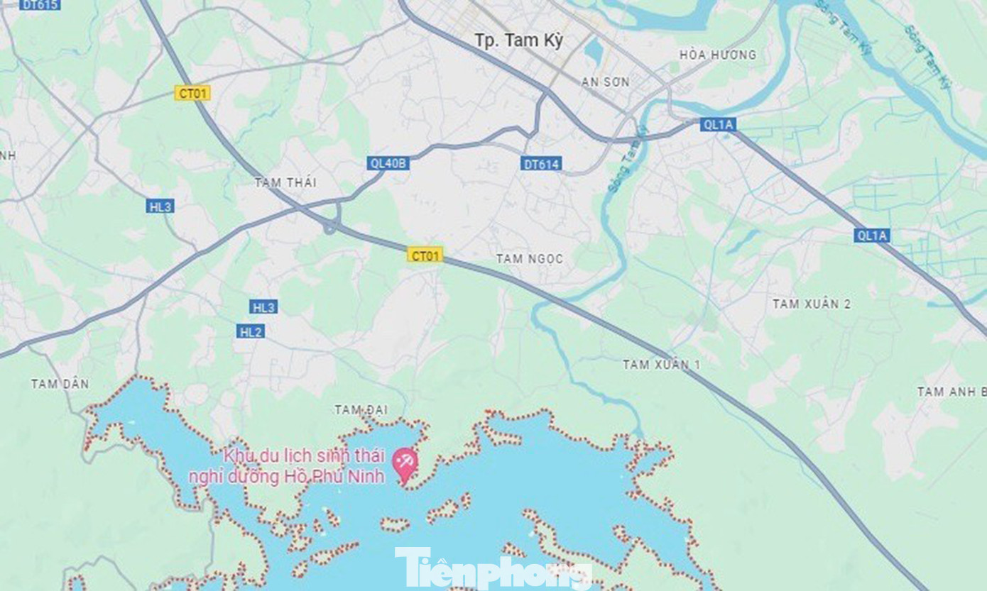 Cách trung tâm TP. Tam Kỳ (Quảng Nam) khoảng 7 km về hướng tây với gần 20 phút đi đường, hồ thủy lợi Phú Ninh thuộc địa bàn hai huyện Phú Ninh và Núi Thành mang vẻ đẹp thiên nhiên hoang sơ thu hút du khách gần xa đến tận hưởng khung cảnh ngoài trời thú vị, hòa mình vào thiên nhiên, cây cỏ.