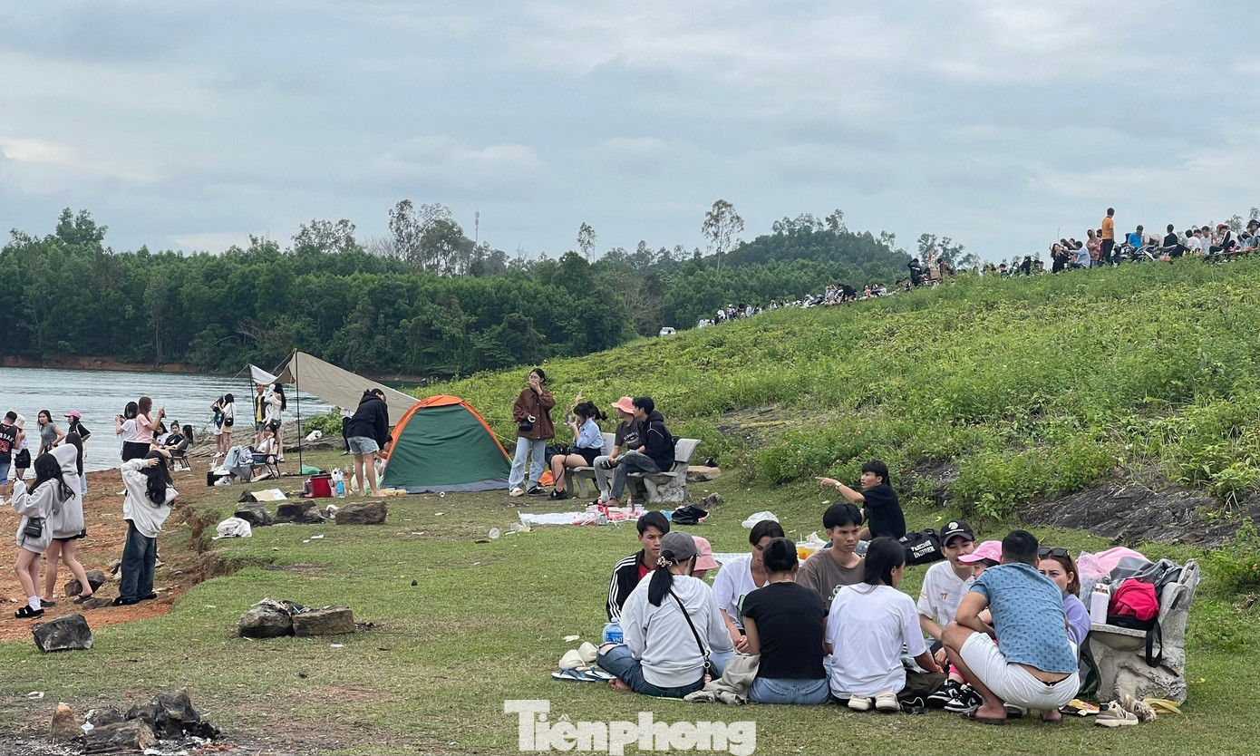 Nhiều nhóm bạn trẻ và các gia đình đến đây thư giãn, trải nghiệm hòa mình với thiên nhiên.