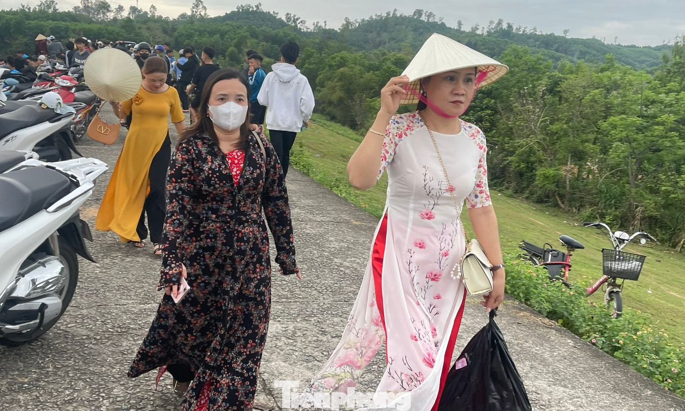 Đang trong không khí ngày Quốc tế phụ nữ 8/3, nhiều chị em phụ nữ, các bà các cô cũng đến đây chụp ảnh.