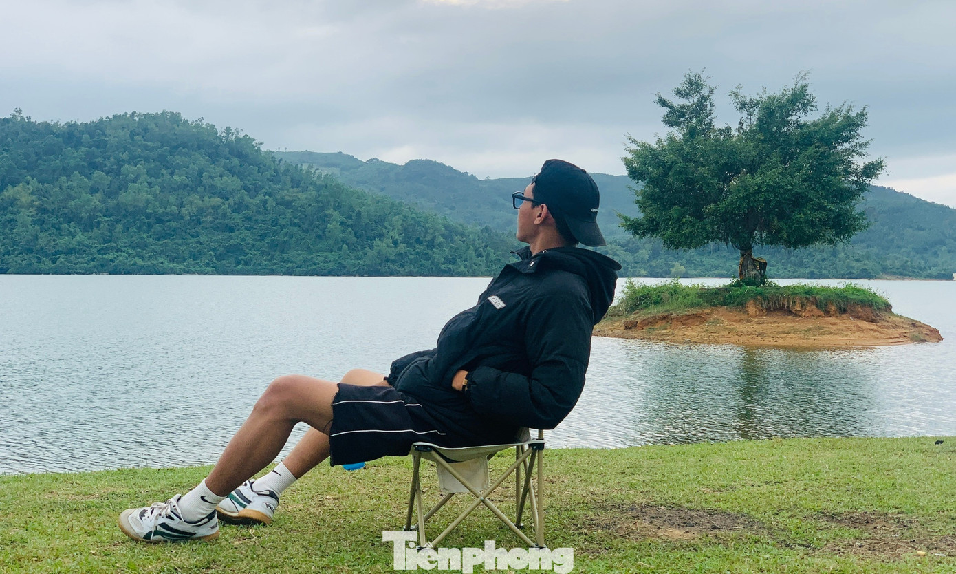 Thảm cỏ xanh bên hồ nước tạo những góc thư giãn, chụp ảnh ưng ý.