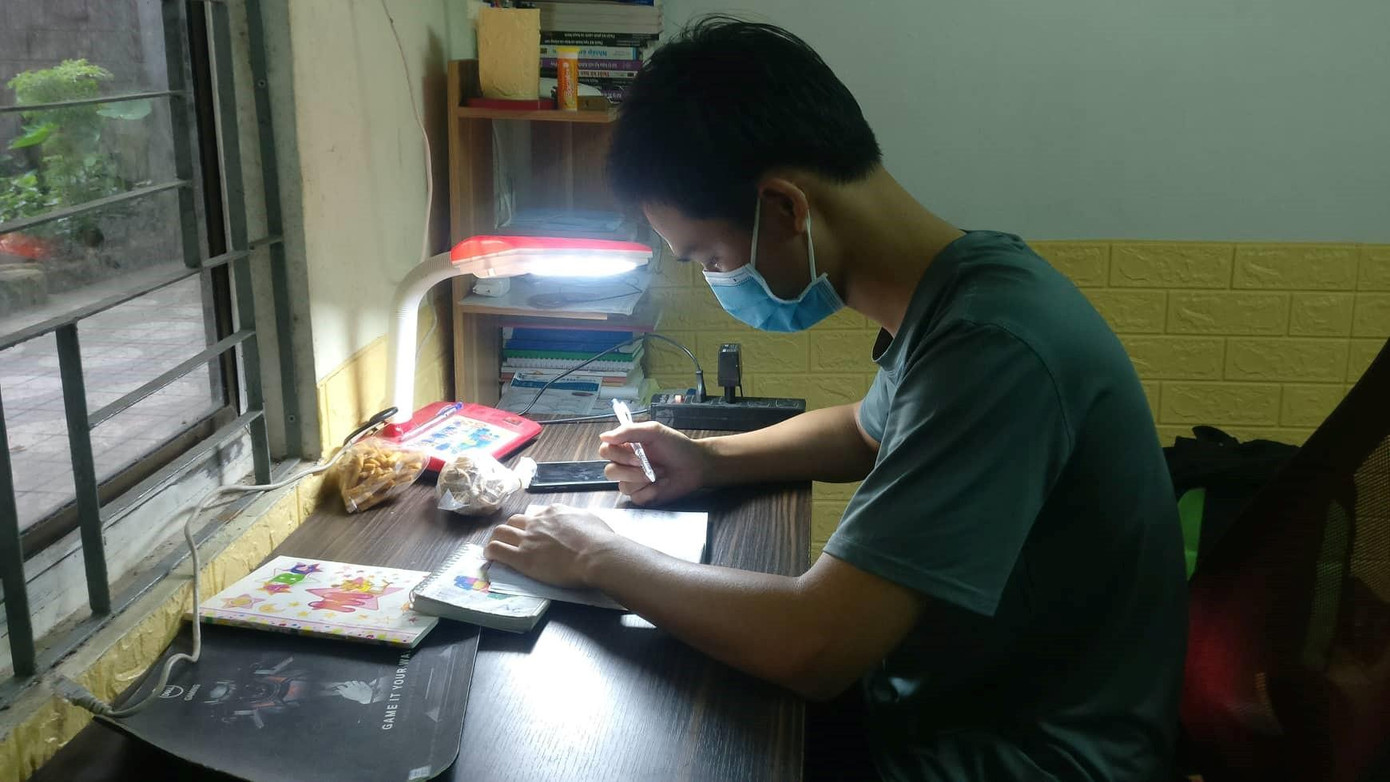 Bạn Nguyễn Đắc Hoàng Long (sinh viên năm 2 trường Đại học Bách khoa) cho hay:“Ở đây rất thuận tiện do giá thuê phòng phải chăng, có thể rủ thêm bạn bè ở ghép để chia tiền phòng. Ở trọ tại đây mình không mất nhiều thời gian để đến trường. Nguyện vọng của mình là Đà Nẵng khôi phục hoàn toàn bình thường mới để sinh viên tập trung học hành sau Tết tốt hơn” - ảnh Kim Ngân