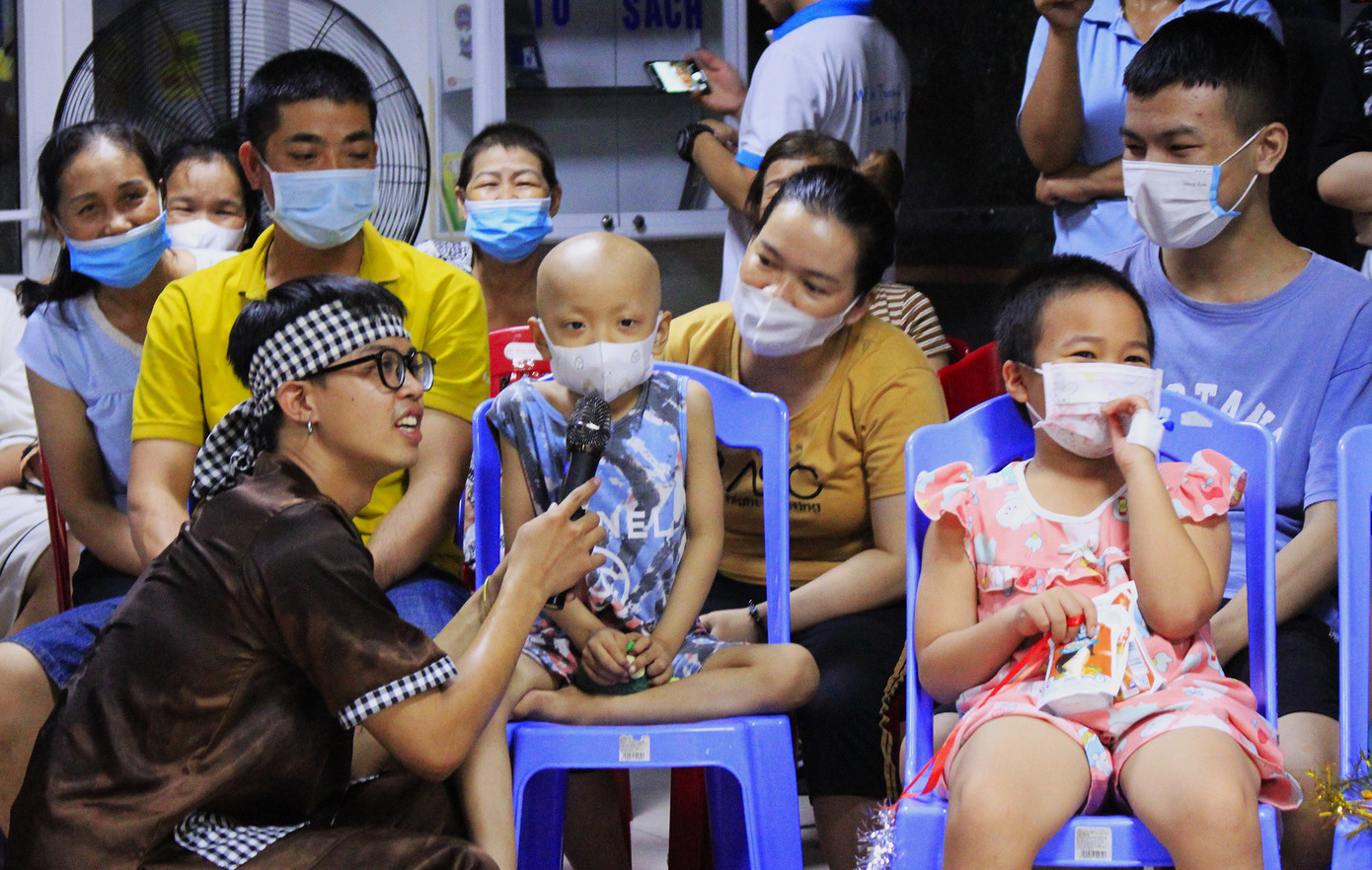 Các em được giao lưu cùng chú Cuội và chị Hằng (Ảnh: Thu Loan Nguyễn) Các em được giao lưu cùng chú Cuội và chị Hằng (Ảnh: Thu Loan Nguyễn)