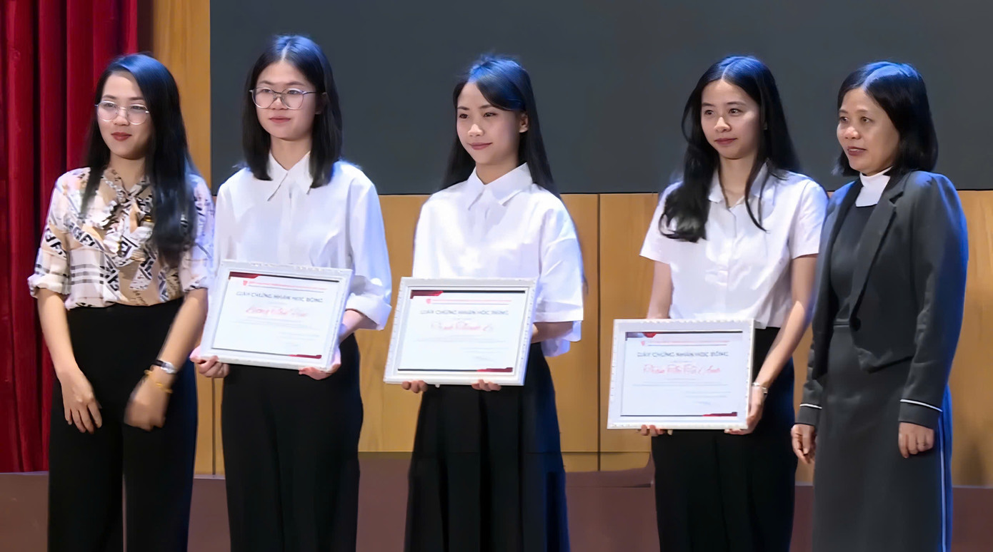 Thanh Ly (đứng giữa) cùng sinh viên các trường đại học nhận Học bổng VALOMA 2024