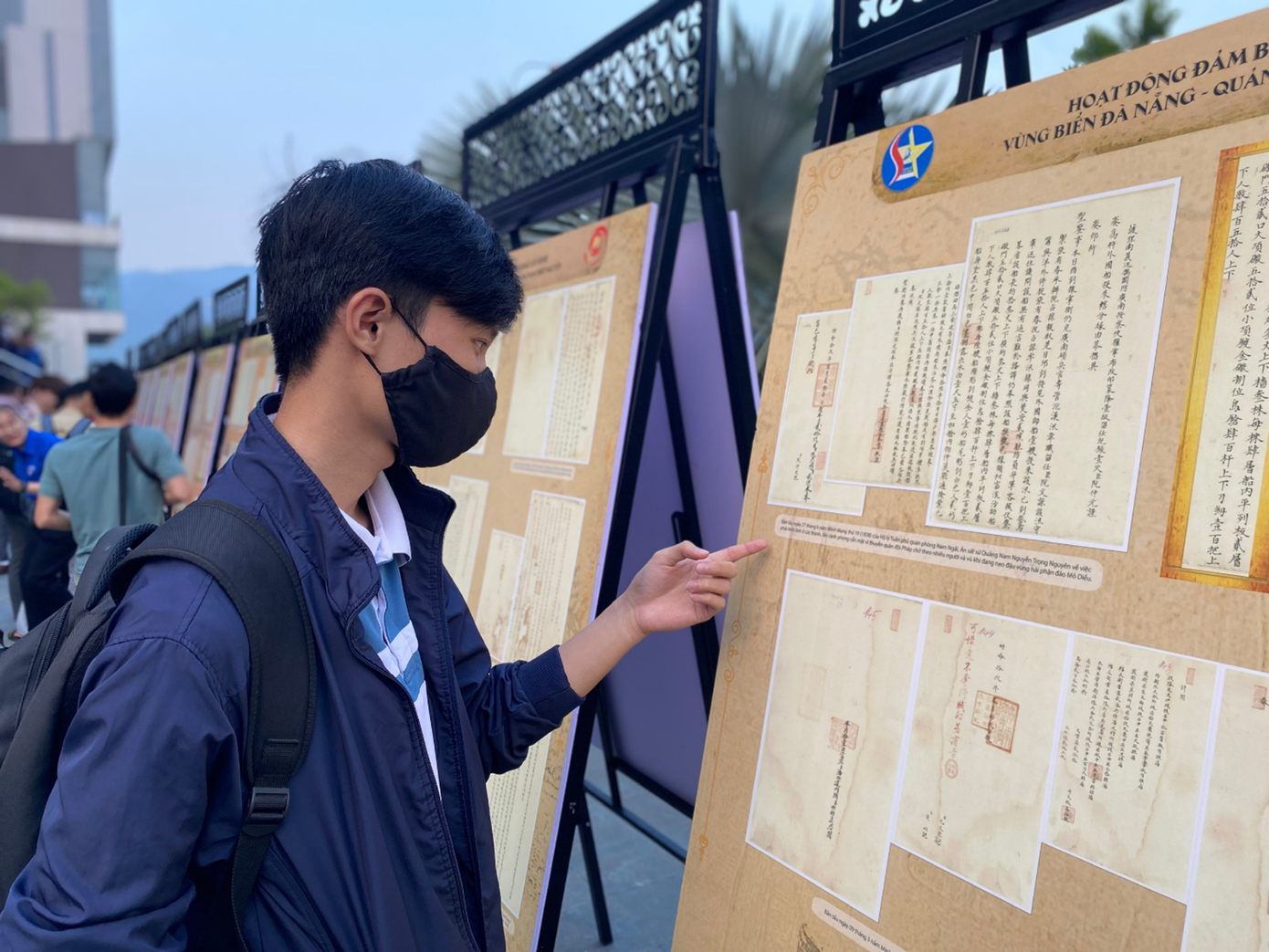 Bạn Nguyễn Trung Nam, sinh viên ngành Lịch sử, Đại học Sư phạm – ĐH Đà Nẵng, chia sẻ: “Triển lãm cho mình biết về quần đảo Hoàng Sa dưới thời triều Nguyễn, giúp mình có thêm động lực trong ngành học, tiếp cận nguồn tư liệu cho việc nghiên cứu sau này”. Ảnh: Phượng – Nhung.