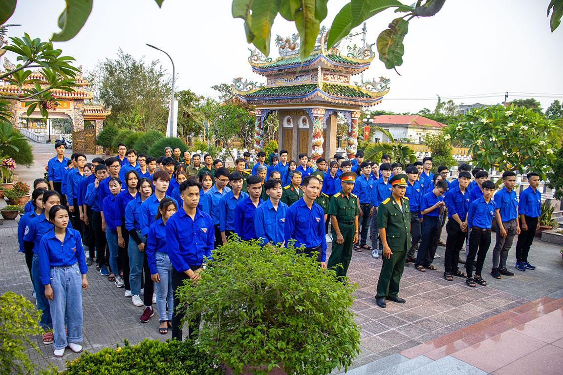 Hoạt động“Thắp nến tri ân” trong tuần thứ 3 nằm trong chuỗi hoạt động của chiến dịch Hành trình xanh 2021 Hoạt động“Thắp nến tri ân” trong tuần thứ 3 nằm trong chuỗi hoạt động của chiến dịch Hành trình xanh 2021