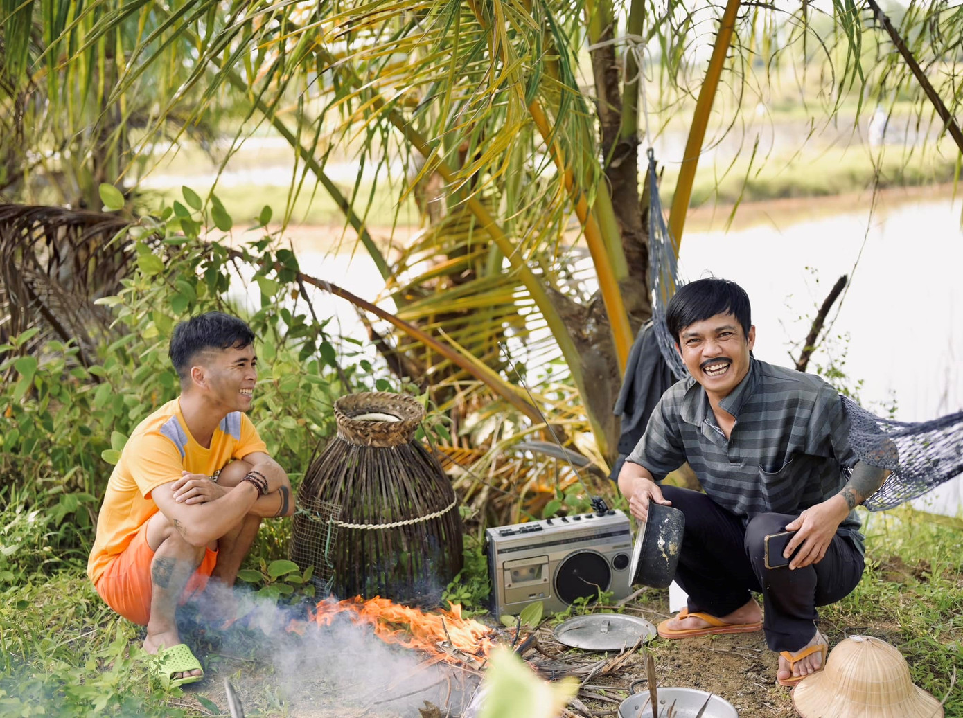 Cái duyên với nghệ thuật còn giúp anh trở thành một cây hài độc đáo, bằng hàng loạt MV vui nhộn mang đến niềm vui và thông điệp nhân văn. Trong ảnh là Tý Quậy (bên trái) trong một lần tung hứng với Cu Đông Vlog. Ảnh: NVCC.