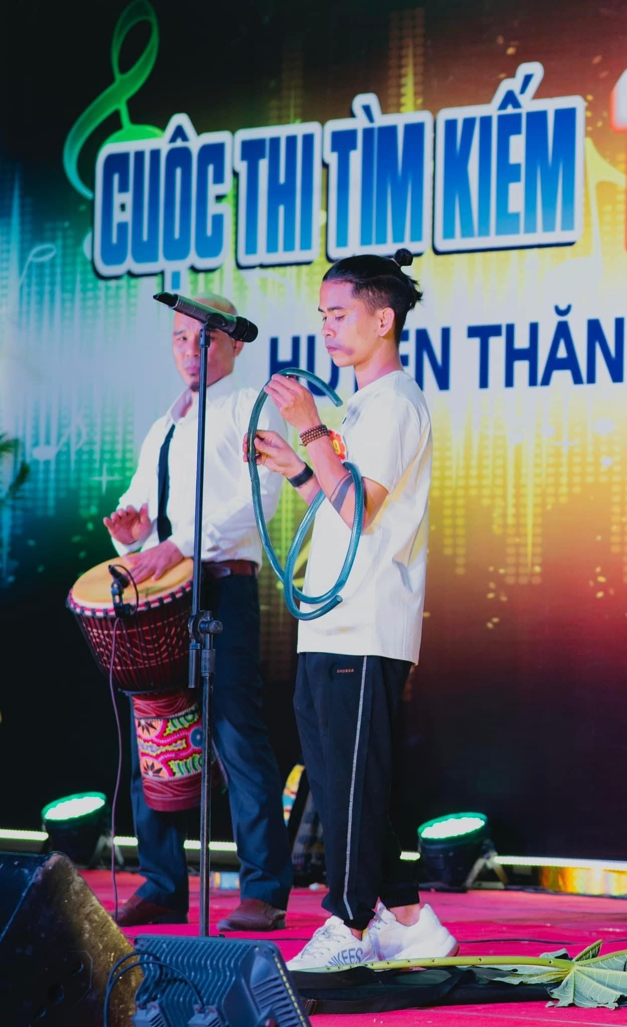 Năm 2017, Tý Quậy trong một lần đi bán kẹo kéo đã biểu diễn ca khúc Despacito phiên bản thổi sáo bằng dây ống nước, được mọi người yêu thích. Ảnh: NVCC.