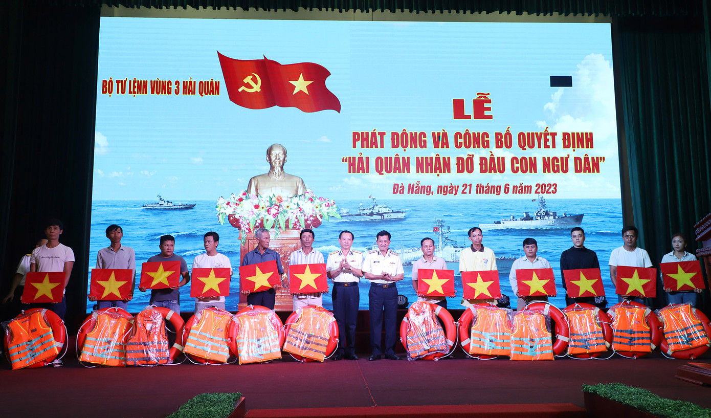 Thủ trưởng Bộ Tư lệnh Vùng 3 và chỉ huy Lữ đoàn 172 tặng quà cho các ngư dân phường Thọ Quang, TP Đà Nẵng (Ảnh: Hoàng Diệu) Thủ trưởng Bộ Tư lệnh Vùng 3 và chỉ huy Lữ đoàn 172 tặng quà cho các ngư dân phường Thọ Quang, TP Đà Nẵng (Ảnh: Hoàng Diệu)