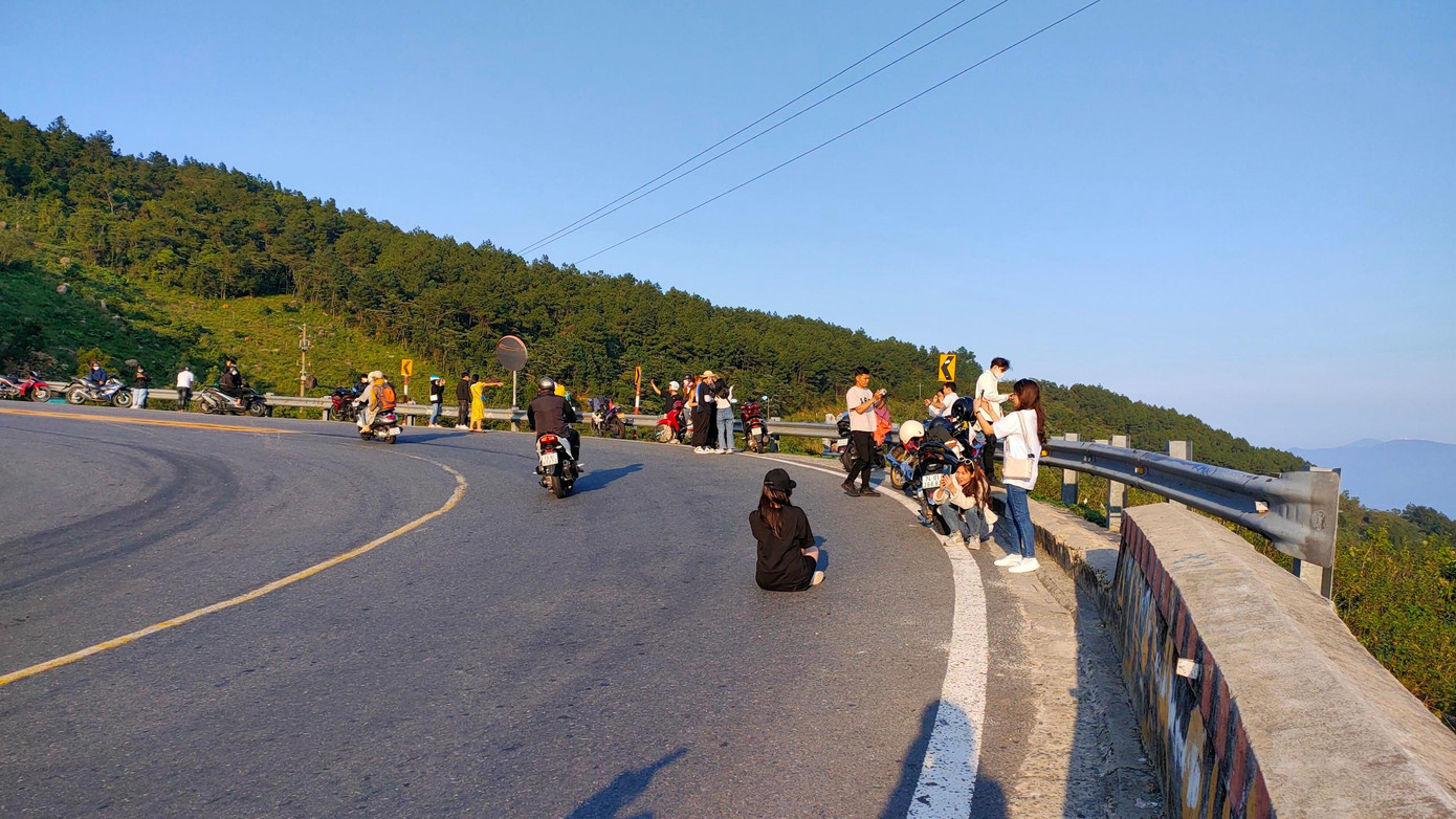 ... mà không cần biết nguy hiểm có thể đến từ phía sau. Ảnh: Phạm Uyên. ... mà không cần biết nguy hiểm có thể đến từ phía sau. Ảnh: Phạm Uyên.