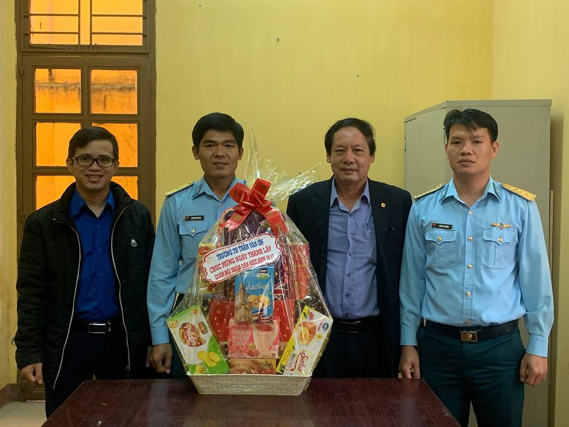 Chi đoàn trường Trần Văn Ơn (quận Hải Châu) thăm và tặng quà đơn vị kết nghĩa Chi đoàn trường Trần Văn Ơn (quận Hải Châu) thăm và tặng quà đơn vị kết nghĩa