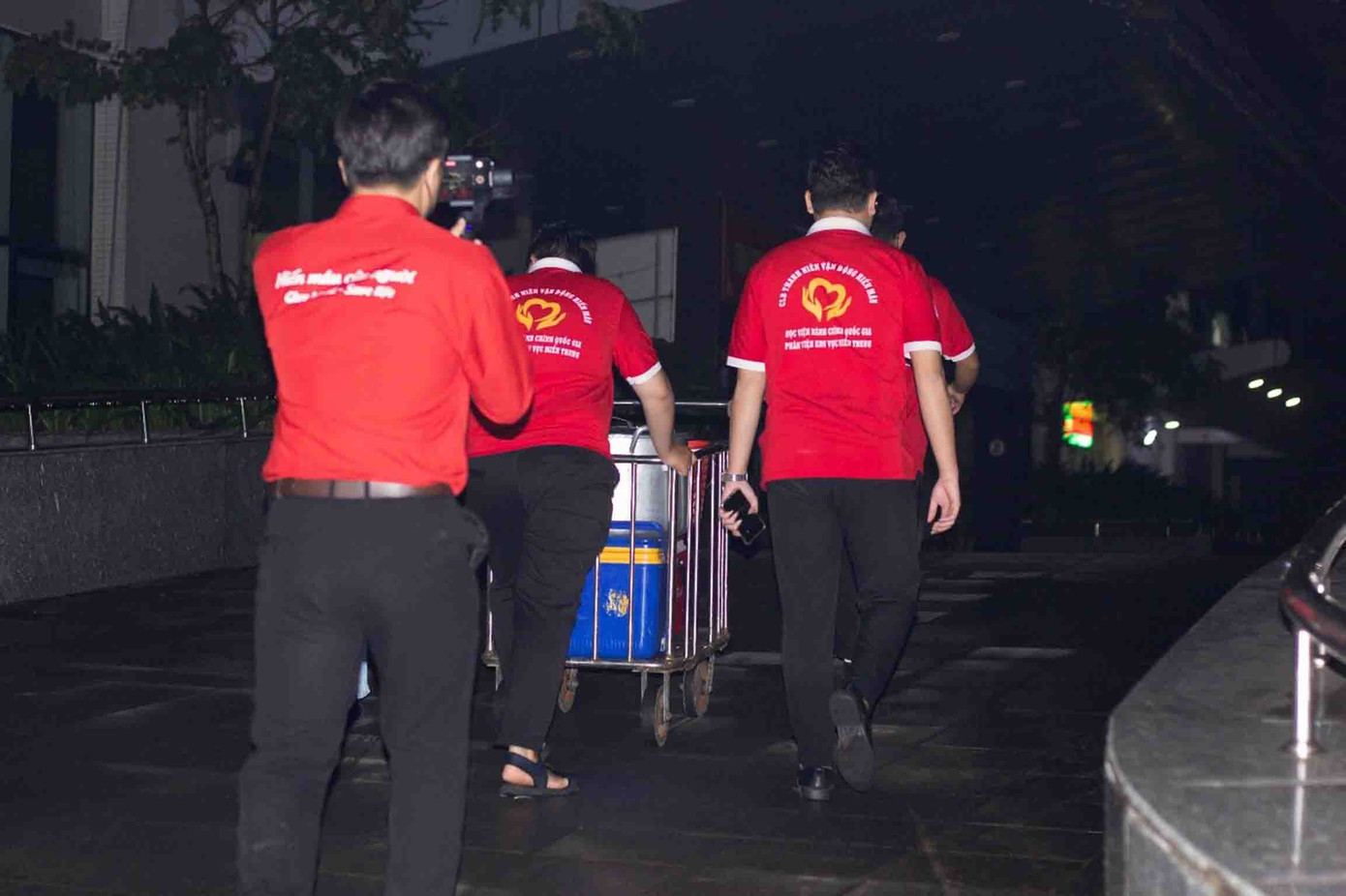 Đúng 5h50 sáng, nồi cháo đầu tiên được đưa đến khu điều trị nội trú.